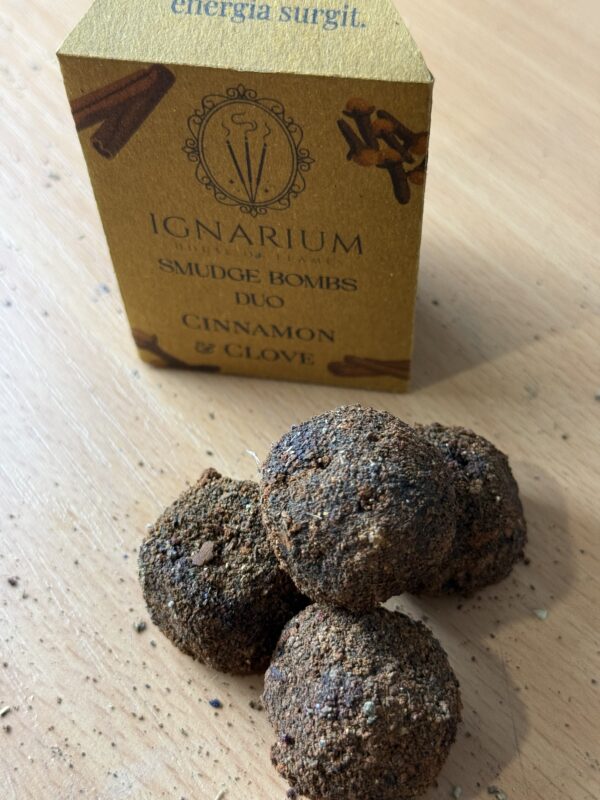 Cinnamon clove smudge bombs close up texture